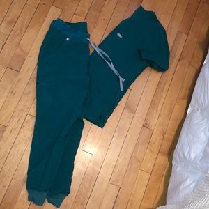 Figs scrubs forest green set size small